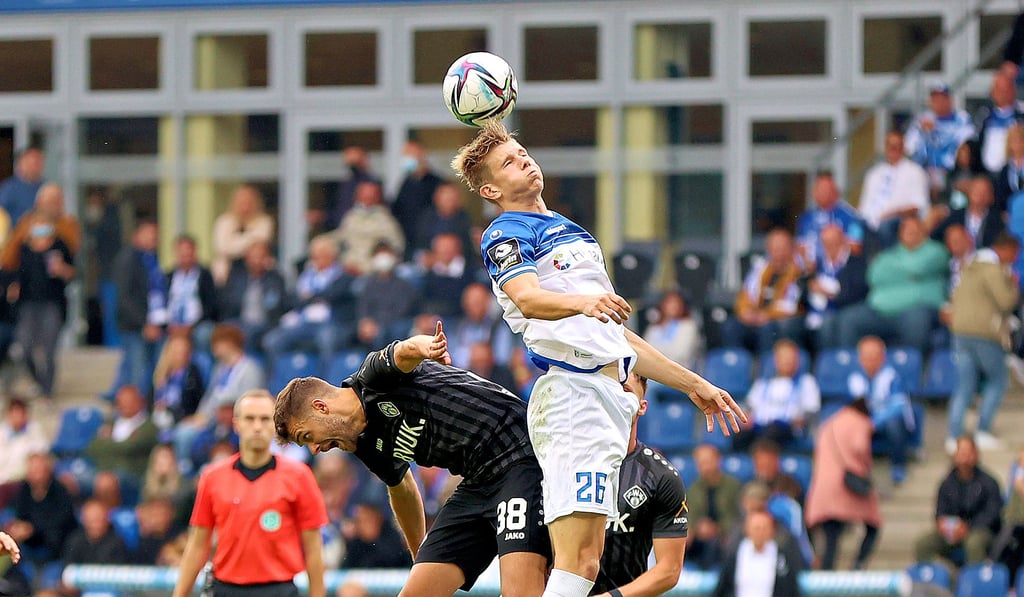 In der laufenden Saison hat der 1. FC Magdeburg noch kein Kopfballtor erzielt. Dabei hat Luca Schuler, der sich hier im Luftzweikampf gegen den Würzburger Robert Herrmann (l.) durchsetzt, ideale Maße.