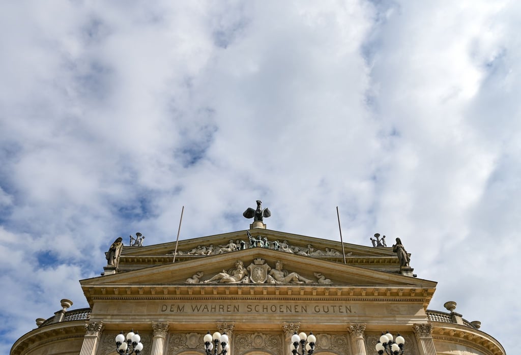 Der Schriftzug „Dem Wahren Schoenen Guten“ prangt über dem Eingangsportal der Alten Oper.