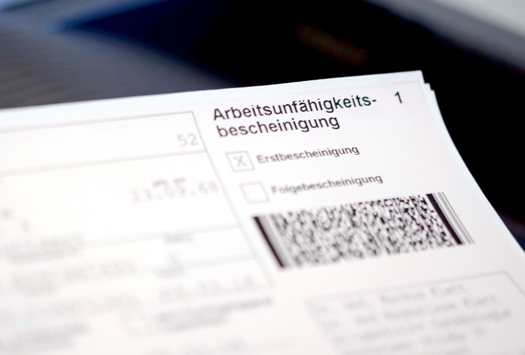Wer nach einem Unfall nicht arbeiten kann, sollte sich ein Attest holen. Denn Selbstständige können in diesem Fall Schadenersatz einfordern.