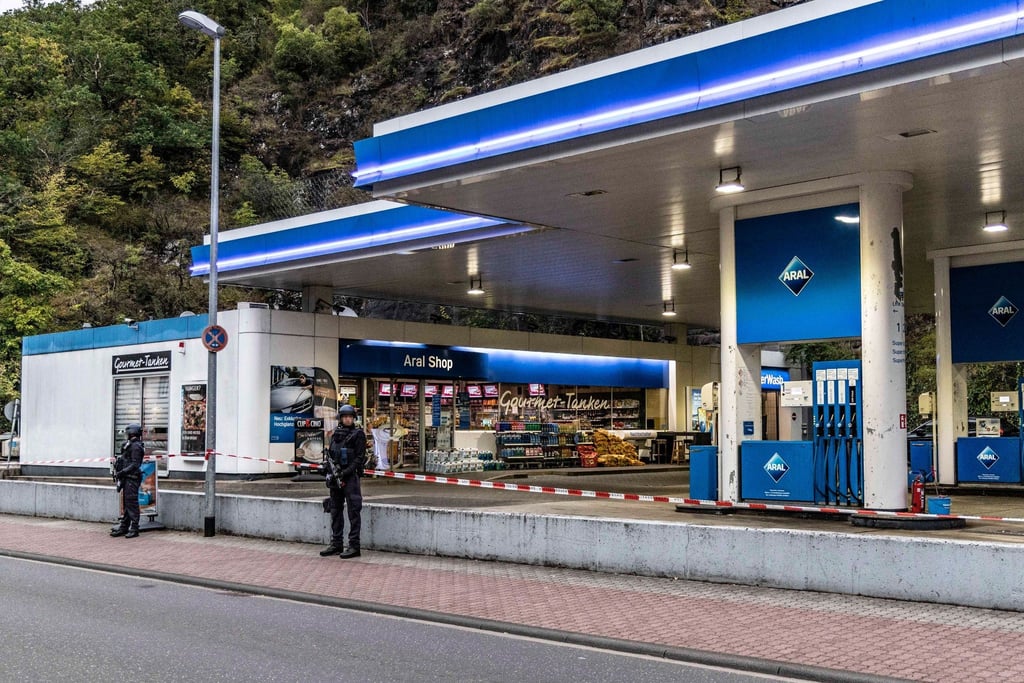 Polizisten sichern eine Tankstelle in Idar-Oberstein.