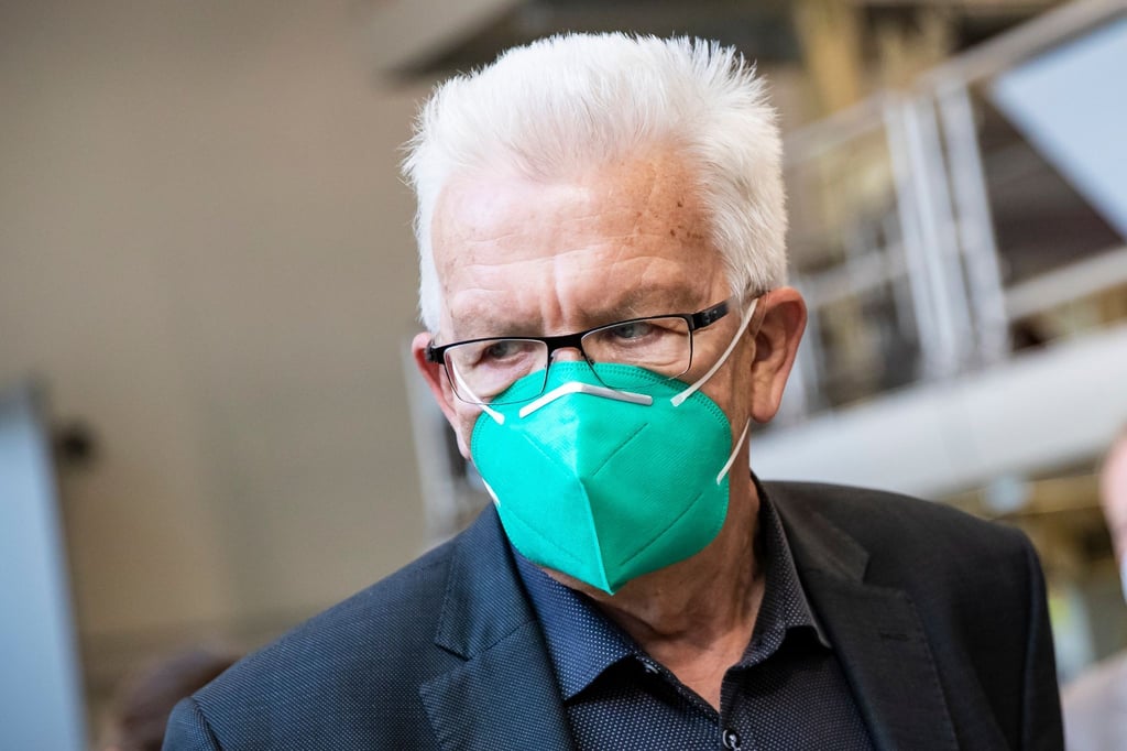Baden-Württembergs Ministerpräsident Winfried Kretschmann mit Maske.