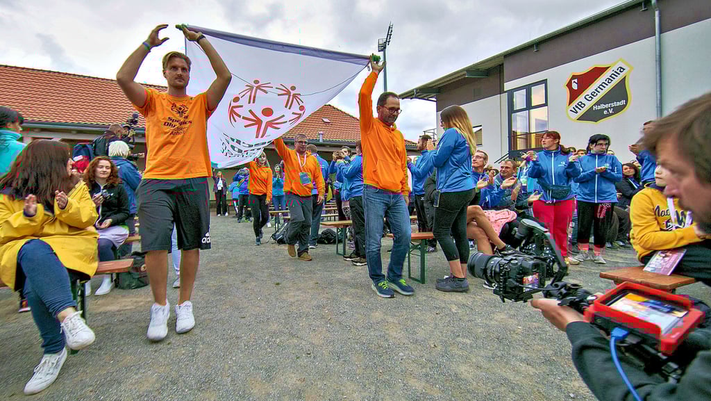 Mit dem Einzug der Sportler begannen am Montagabend die Special Olympics in Halberstadt.