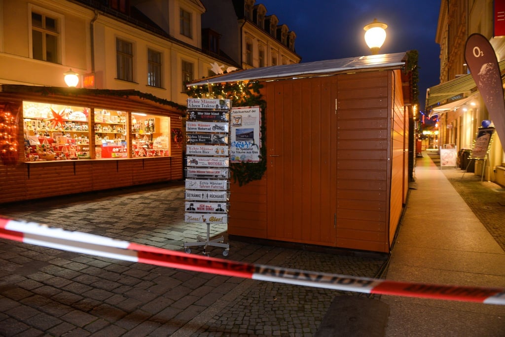 Der Weihnachtsmarkt 2017 in der Potsdamer Innenstadt ist wegen eines verdächtigen Gegenstands abgesperrt.