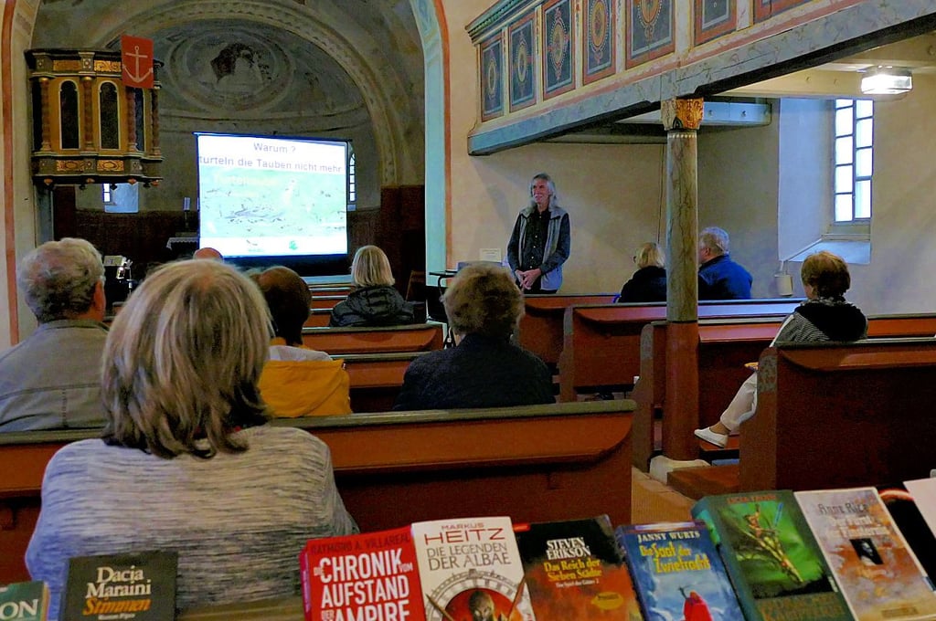 Vortrag von Dr. Bernd Simon in der Bücherkirche Axien. Das Thema lautete: Warum die Turteltauben nicht mehr turteln.