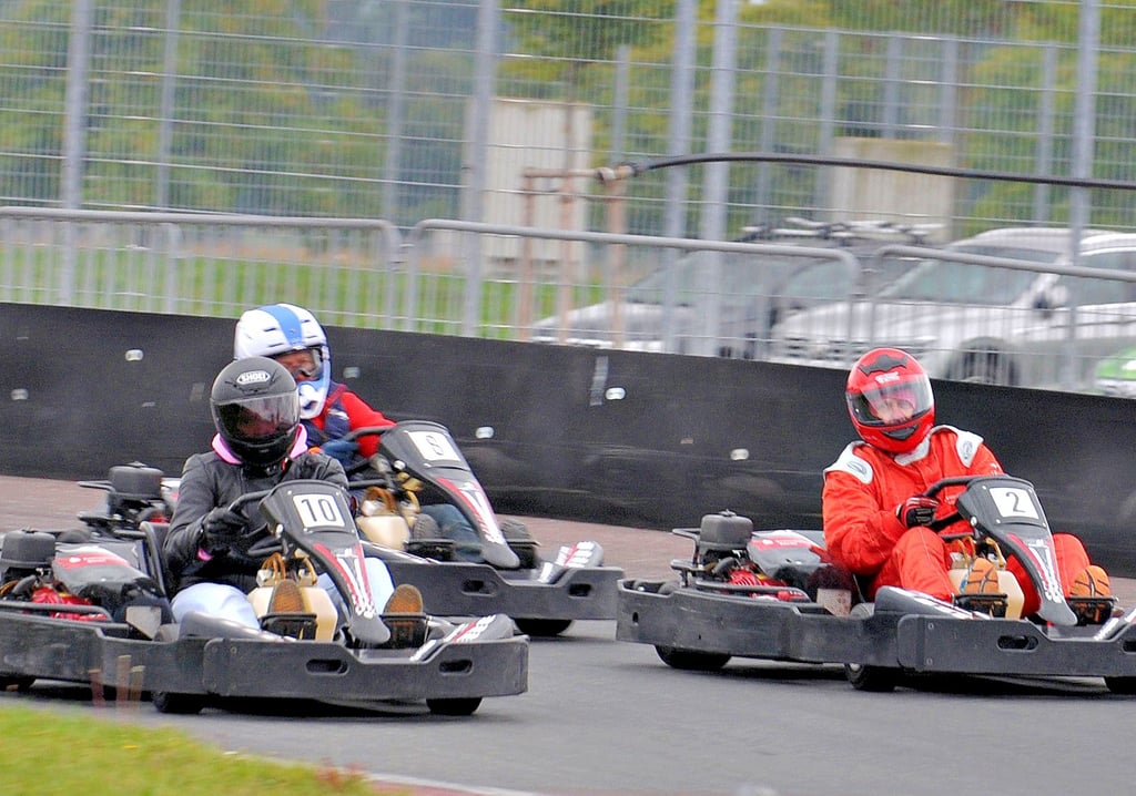 Gas ist rechts, und das hatten die meisten Teilnehmer beim Kart-Rennen des Lions Club Oschersleben auch verstanden. Geschenke wurden keine gemacht. Schließlich ging es um schicke Trophäen (kleines Bild), den Wanderpokal und eben auch darum, viel Geld für einen guten Zweck einzufahren.