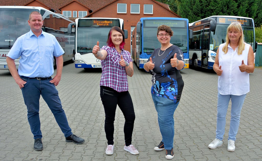 Christoph Schlüsselburg mit seinen drei Fahrerinnen Christina Drathring, Tina Grieger und Gabriele Heinze (von links) und ihren Bussen.
