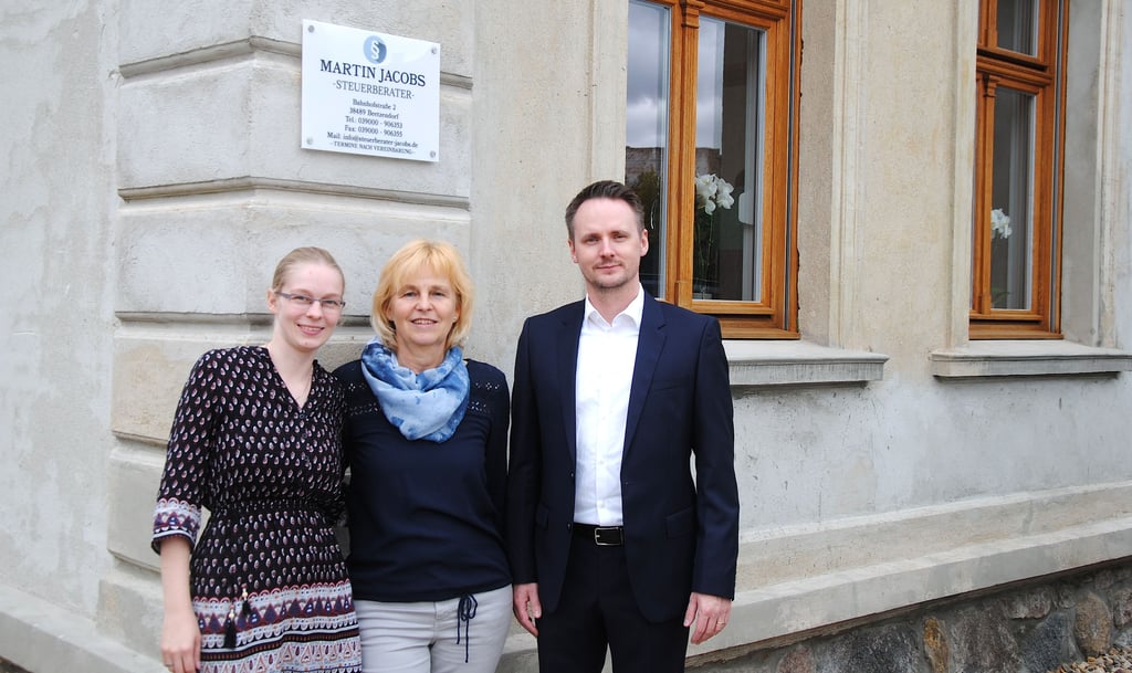 Steuerberater Martin Jacobs (von rechts) und seine Mitarbeiterinnen Marion Wöhler und Nina Bürgel vor der Kanzlei in der Bahnhofstraße 2 in Beetzendorf.