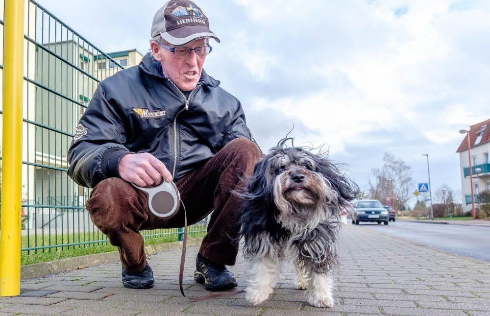 Walter Nauendorf mit Tabsy. „Steuern müssen bezahlt werden“, sagt der Coswiger.