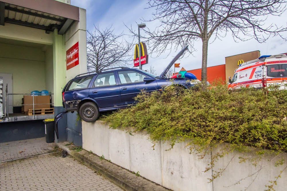 Mit einem Rad in der Luft hängt der Vectra vor der McDonalds-Filiale in der Berliner Chaussee in Wittenberg.