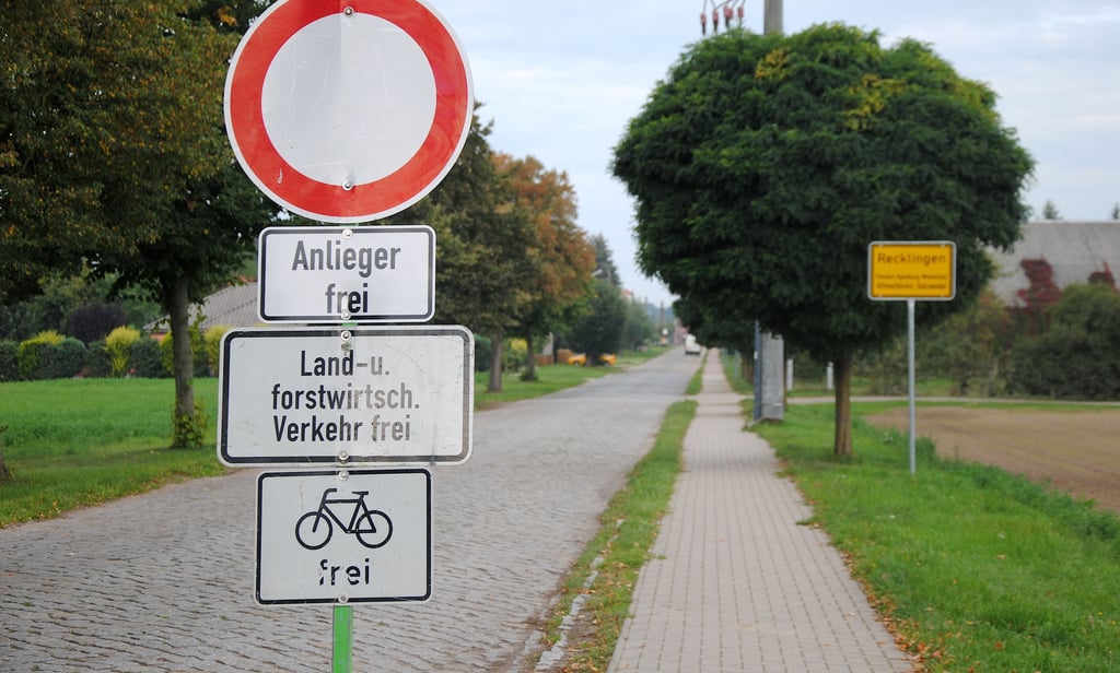 Für den Durchfahrtsverkehr gesperrte Ortseinfahrt von Recklingen.