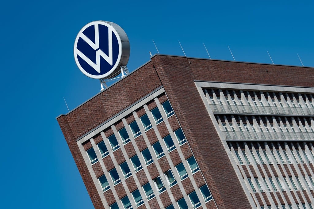 Das Logo von Volkswagen ist auf dem Dach des Markenhochhauses auf dem Werksgelände zu sehen.