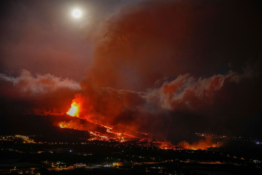 Lava bricht aus einem Vulkan in der Nähe von El Paso auf der Insel La Palma aus.