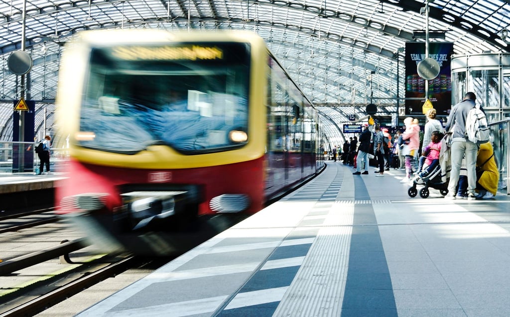 Eine S-Bahn im Berliner Hauptbahnhof.