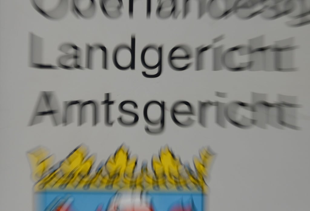 Ein Schild mit der Aufschrift „Landgericht“ und „Amtsgericht“ ist an der Fassade des Gerichts zu sehen.
