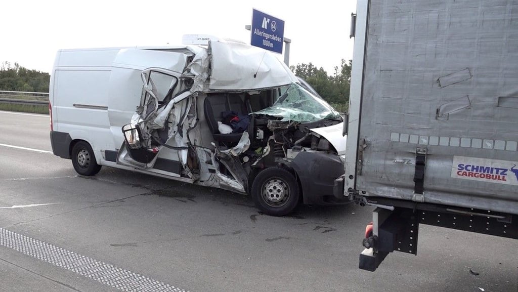 „Bei dem Unfall wurde der Fahrer leicht und sein Beifahrer schwer verletzt", so Bergungsleiter Markus Reimann.