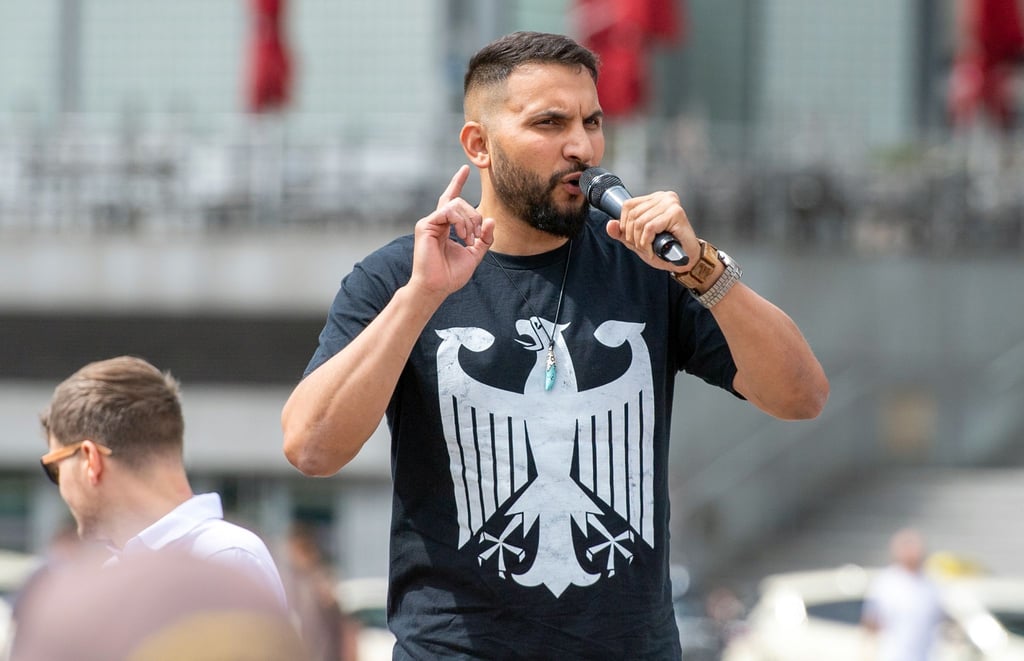 Attila Hildmann spricht bei einer Kundgebung gegen Corona-Einschränkungen auf dem Washingtonplatz in Berlin.