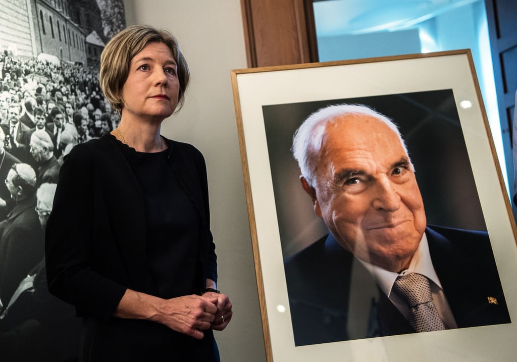 Maike Kohl-Richter, Witwe von Alt-Bundeskanzler Helmut Kohl, steht neben einem Porträt ihres Mannes.