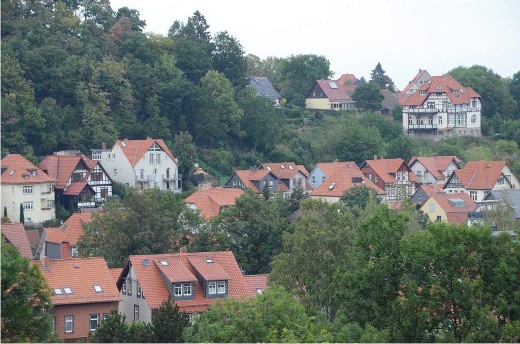 Wohnen in Wernigerode wird immer teurer. Für eine Eigentumswohnung zahlt man, laut dem Immobilienverband IVD, rund 1500 EUro pro Quadratmeter. Ein Einfamilienhaus kostet ungefähr 300.000 Euro.