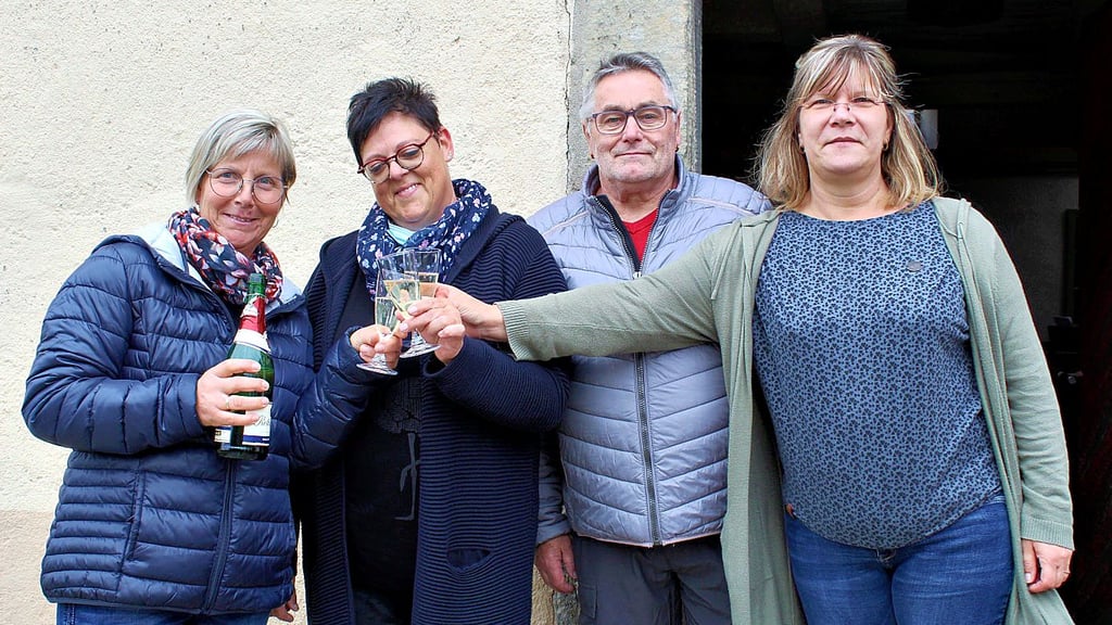 Haben allen Grund zum Feiern: Solveig, Ortsbürgermeisterin Regine Thormeyer, Edwin und Yvonne (v. l.) stoßen auf ihre Kirche an.