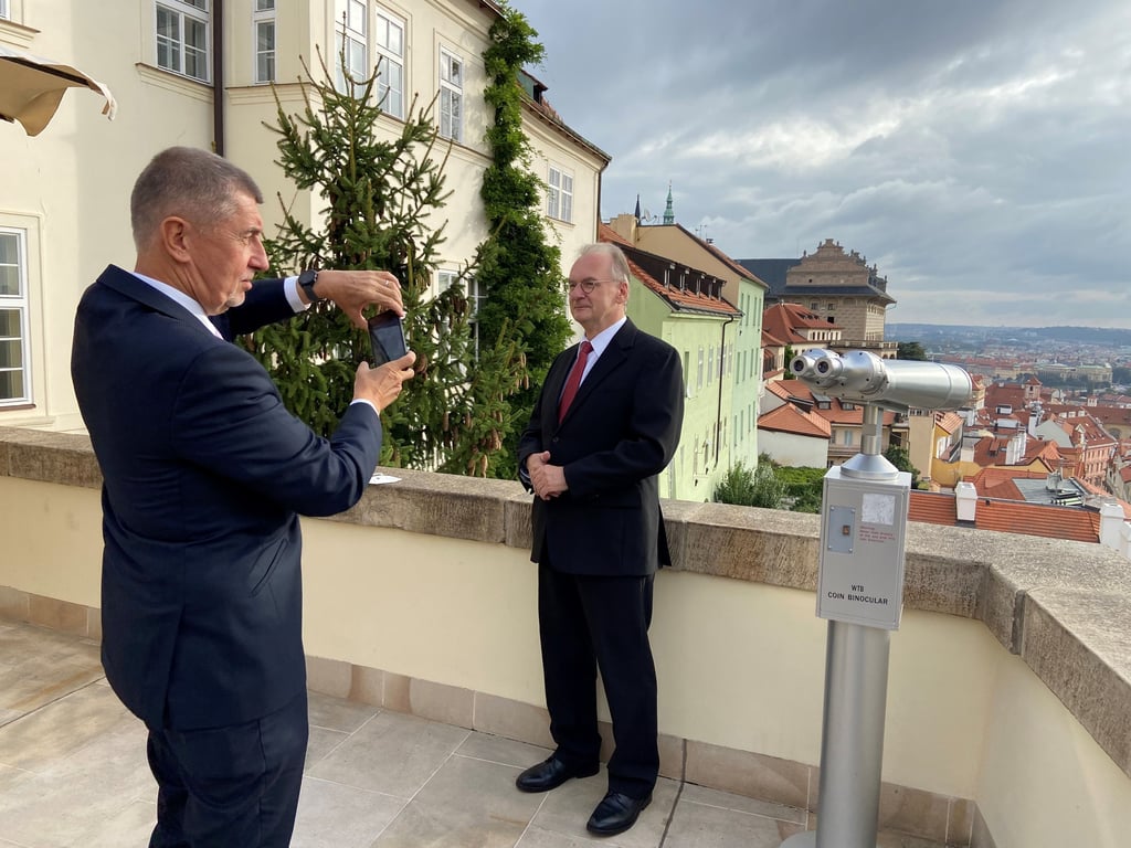 Fürs Familienalbum: Tschechiens Premierminister Andrej Babic fotografiert Reiner Haseloff auf dem Balkon der Prager Burg.