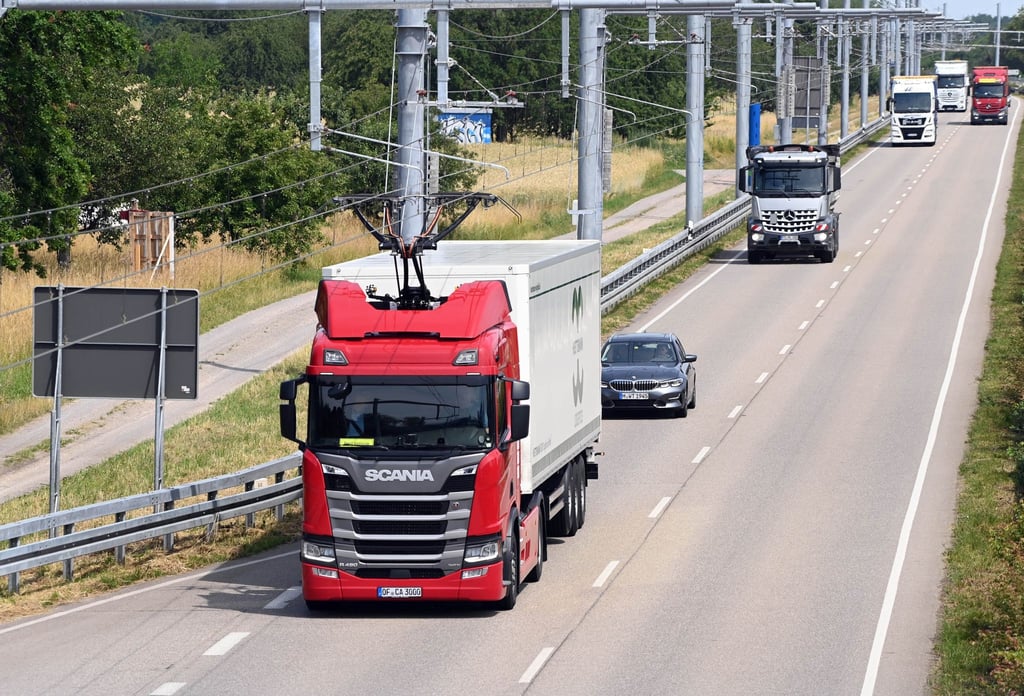 Auf der „eWayBW“ Pilotstrecke fährt ein elektrisch betriebener Oberleitungs-Lastwagen.
