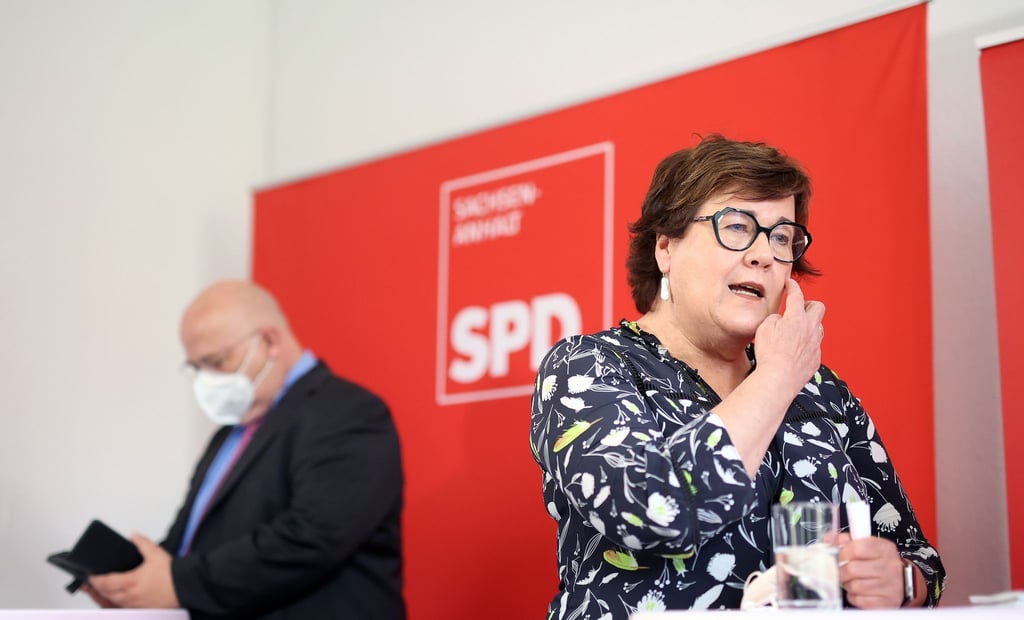 Petra Grimm-Benne (r), amtierende Sozialministerin von Sachsen-Anhalt, spricht.