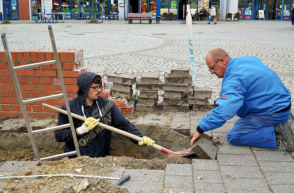 Domenic Hischer (l.) und Heino Döbler von der Firma SeWe bereiten das Erneuern der Trinkwasserleitung hinter dem Altmarkforum vor.