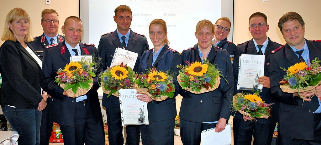 Das sind die Kameraden, die für langjährige Mitgliedschaft in der Wuster Feuerwehr geehrt worden sind. Glückwünsche gab es von Bürgermeisterin Steffi Friedebold und Gemeindewehrleiter Uwe Engel.
