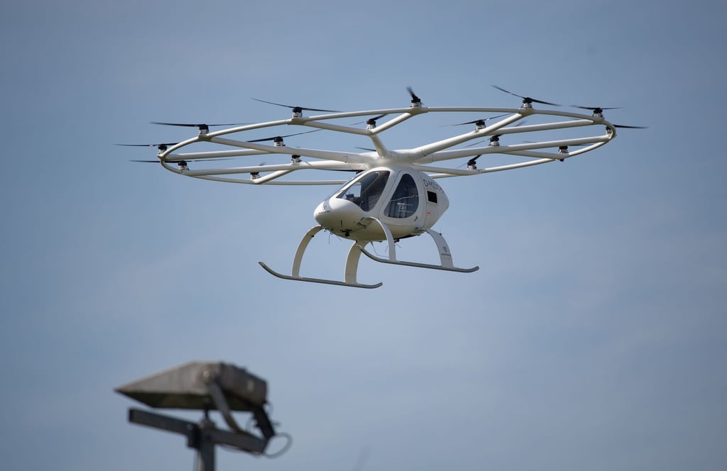 Ein Volocopter hebt ab - elektrisch angetrieben.