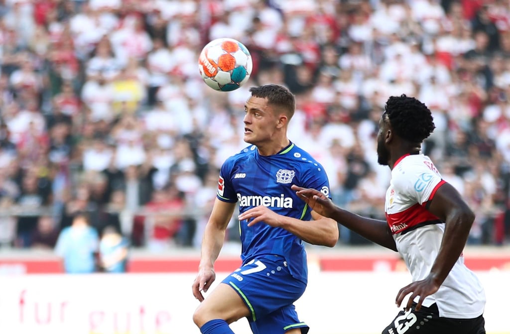 Leverkusens Florian Wirtz (l) und Stuttgarts Orel Mangala in Aktion.