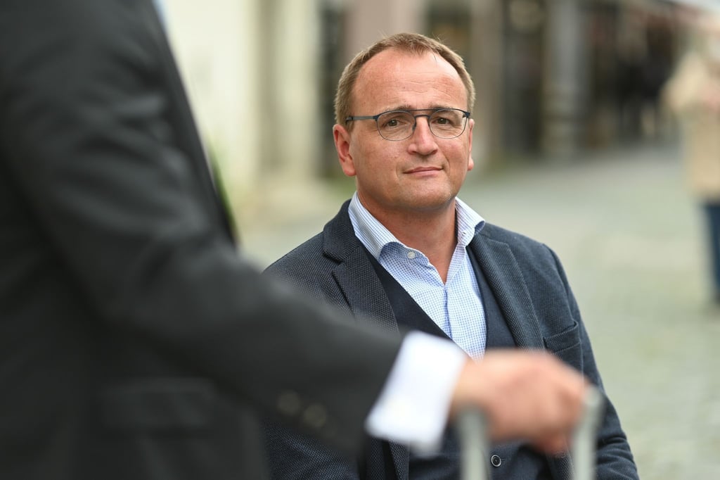 Markus Ewald, Oberbürgermeister der Stadt Weingarten, sitzt in seinem Rollstuhl.