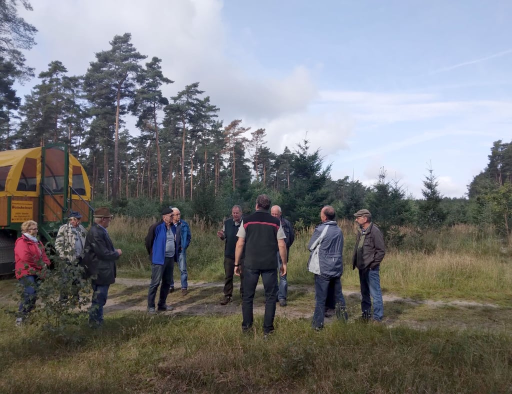 Die Forstbetriebsgemeinschaft Gladau/Parchen war auf Exkursion im Jerichower Forstrevier unterwegs.