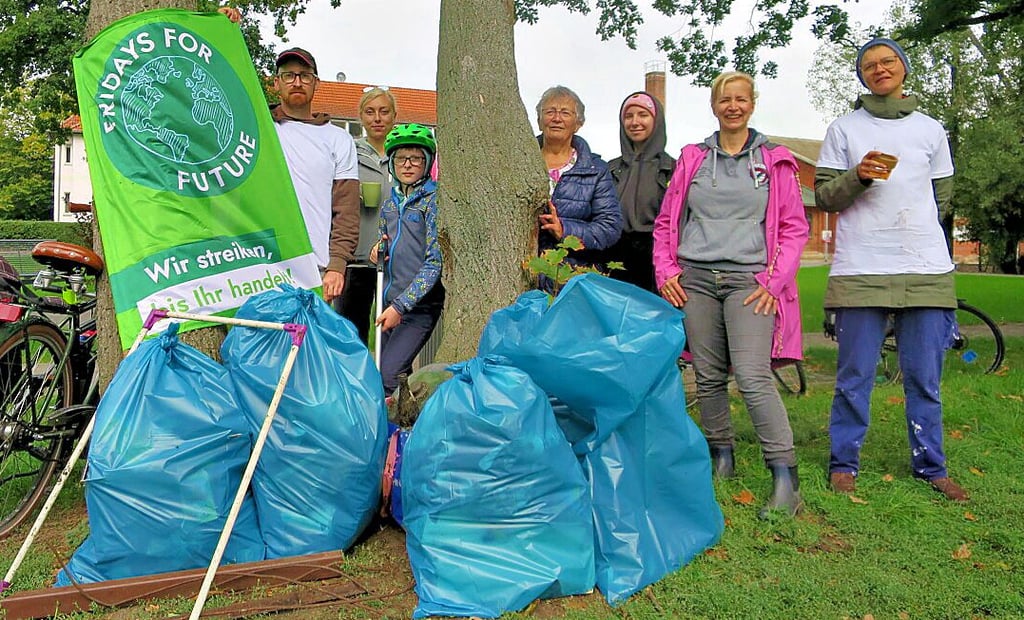 Viele Helfer sammelten Müll an den Wallanlagen in Stendal. Der Abfall kam in blaue Säcke.