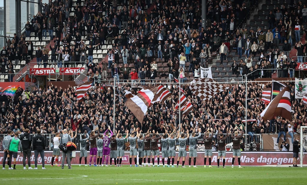 St. Paulis Spieler bedanken sich nach dem Spiel gegen Ingolstadt bei den Fans auf der Südtribüne.