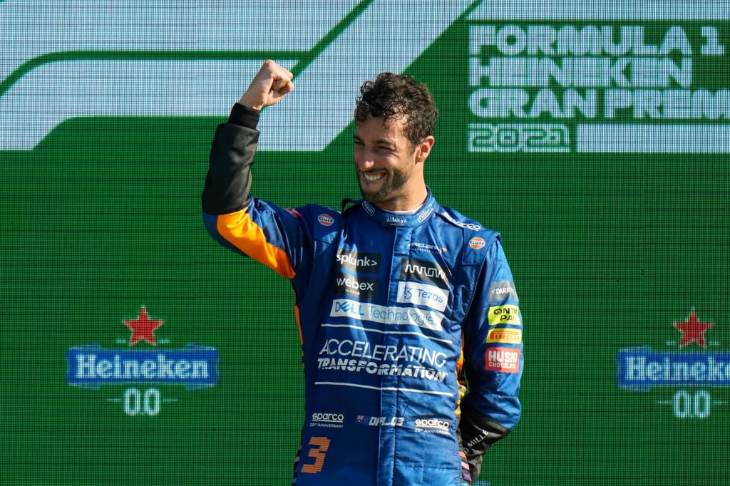 Der Australier Daniel Ricciardo feiert seinen Rennerfolg mit geballter Faust bei der Siegerehrung.