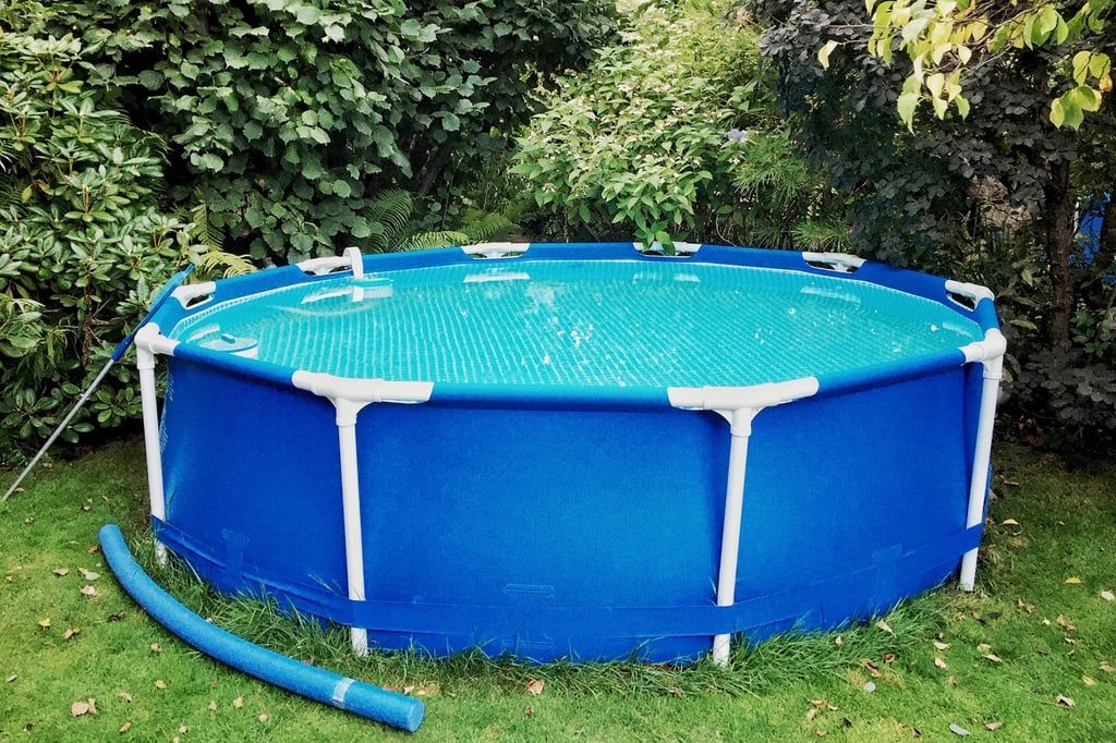 Wenn das Poolwasser ausgedient hat, sollte es in einen Abfluss gepumpt werden.