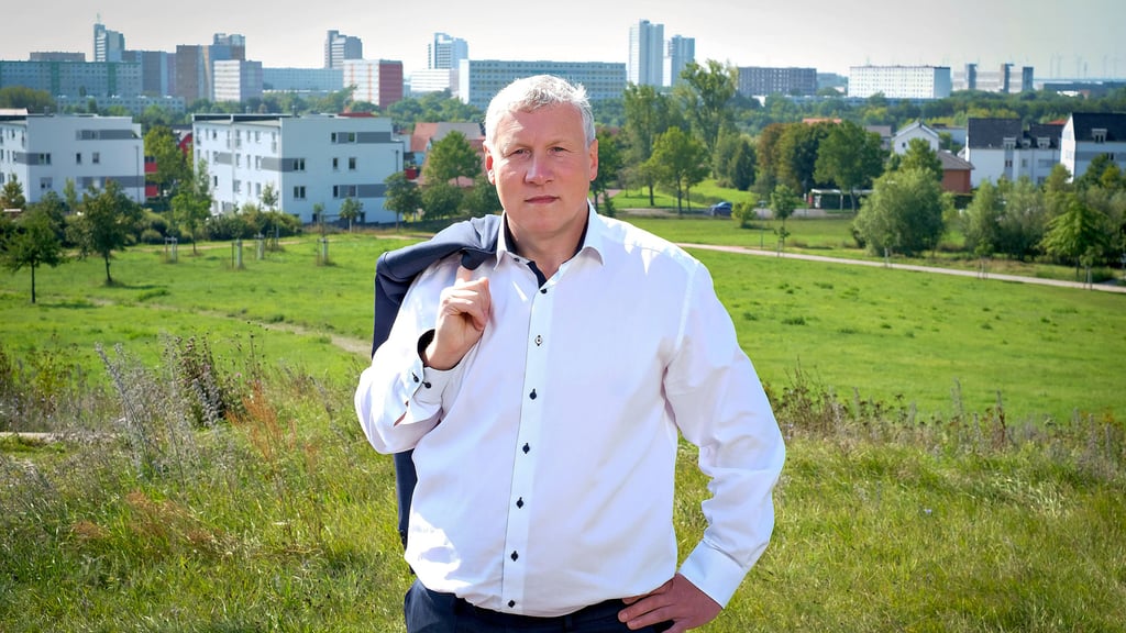 AfD-Stadrat Alexander Raue auf dem Aussichtspunkt in Heide-Süd. Der 48-Jährige tritt als Direktkandidat zur Bundestagswahl an.