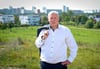 AfD-Stadrat Alexander Raue auf dem Aussichtspunkt in Heide-Süd. Der 48-Jährige tritt als Direktkandidat zur Bundestagswahl an.