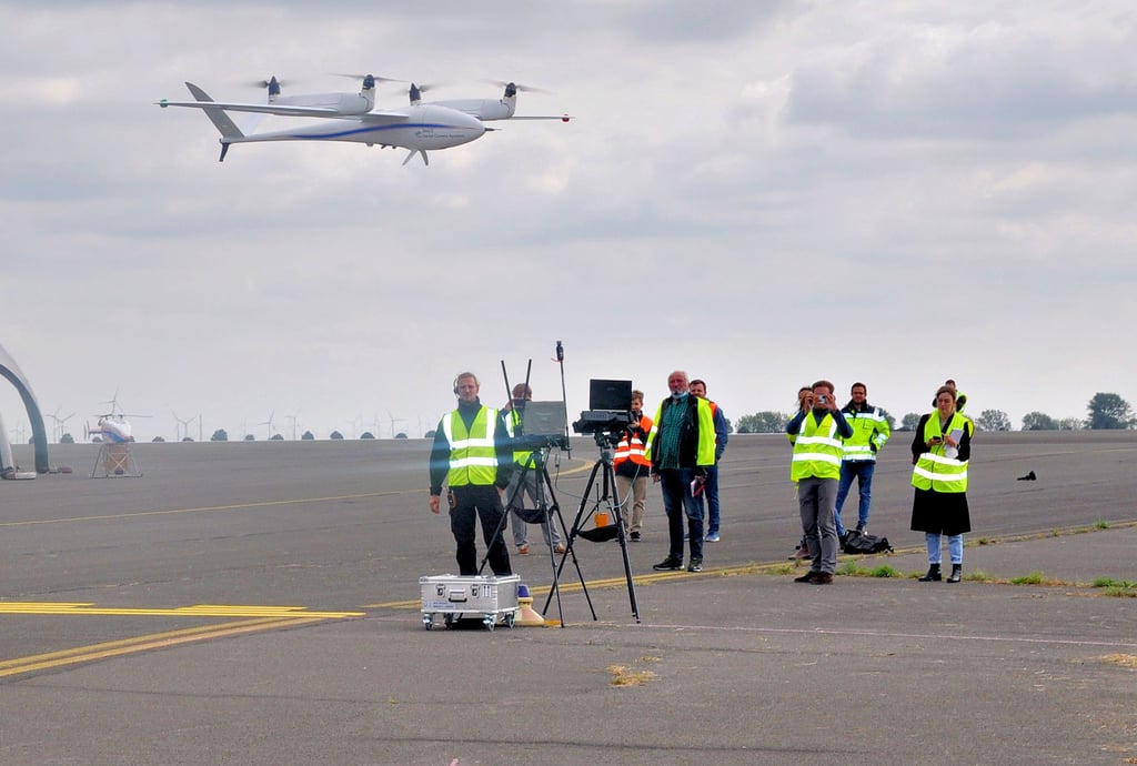 Die Drohne, die einem Segelflugzeug ähnelt startete, steil nach oben und setzte nach ihrem Rundflug sicher wieder auf ihrem Landeplatz auf.