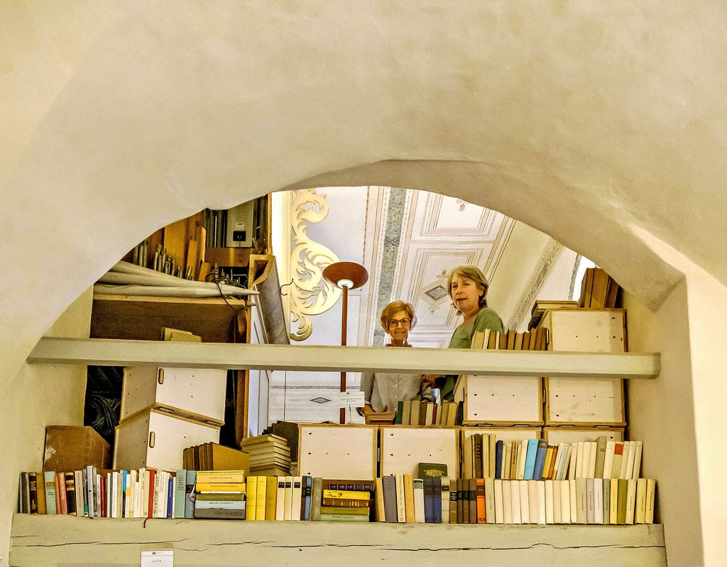 Die Bücherkirche in Axien begann mit einer Idee, die eine Einwohnerin von einer Reise mitbrachte. Heute gehören sechs Mitstreiter zum Team, darunter Gudrun Meilick (r.) und Karin Kremer.