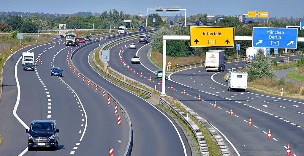 Die Verkehrssicherungsanlagen werden an der Baustelle abgebaut.