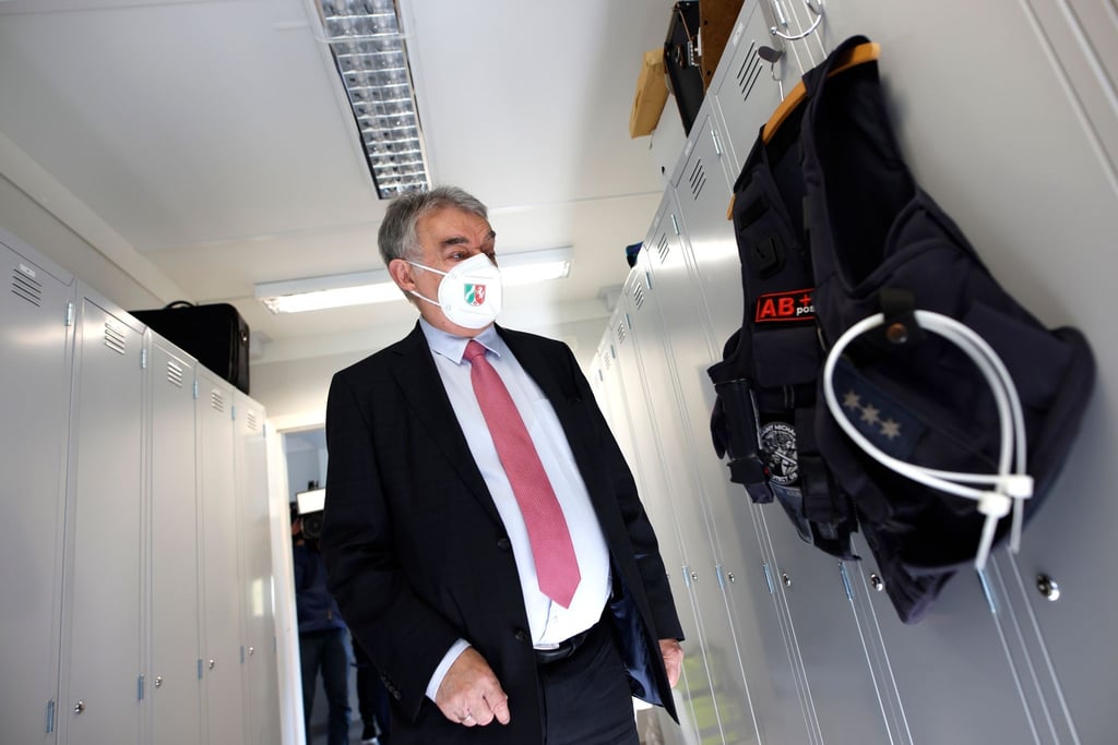 NRW-Innenminister Herbert Reul (CDU) besucht eine temporäre Container-Wache der Polizei.