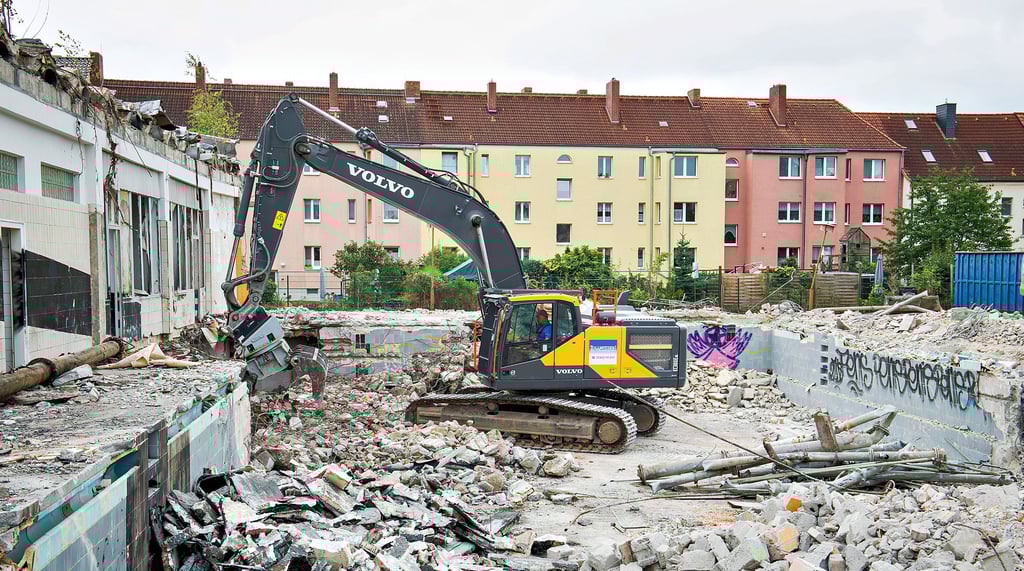 Da steht kein Pferd auf dem Flur, sondern ein Bagger im Schwimmbecken. Von der Halle am Naumburger Linsenberg ist kaum noch etwas übrig.