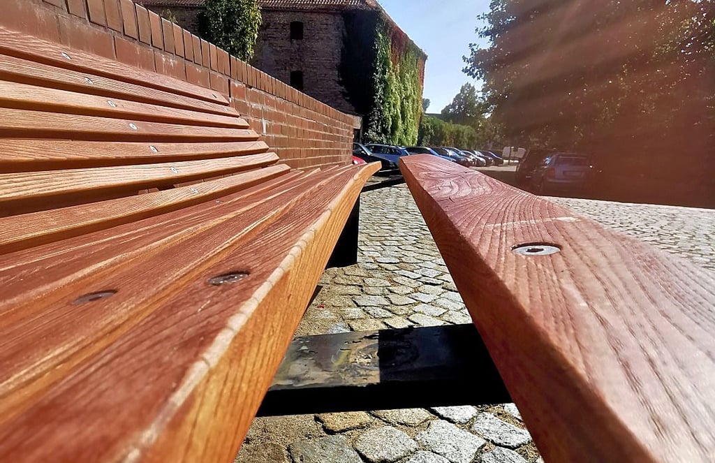 Nun also doch: Die zerstörten Bänke am Salzwedeler Rathaus sollen noch einmal repariert und wieder aufgestellt werden. Das Problem ist damit aber nicht gelöst.