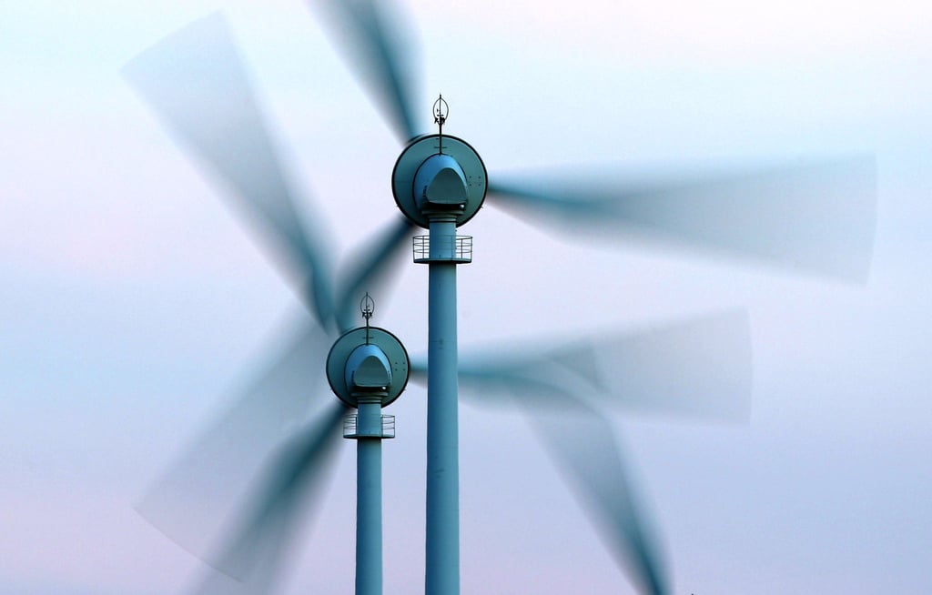 Windräder drehen sich im Wind.