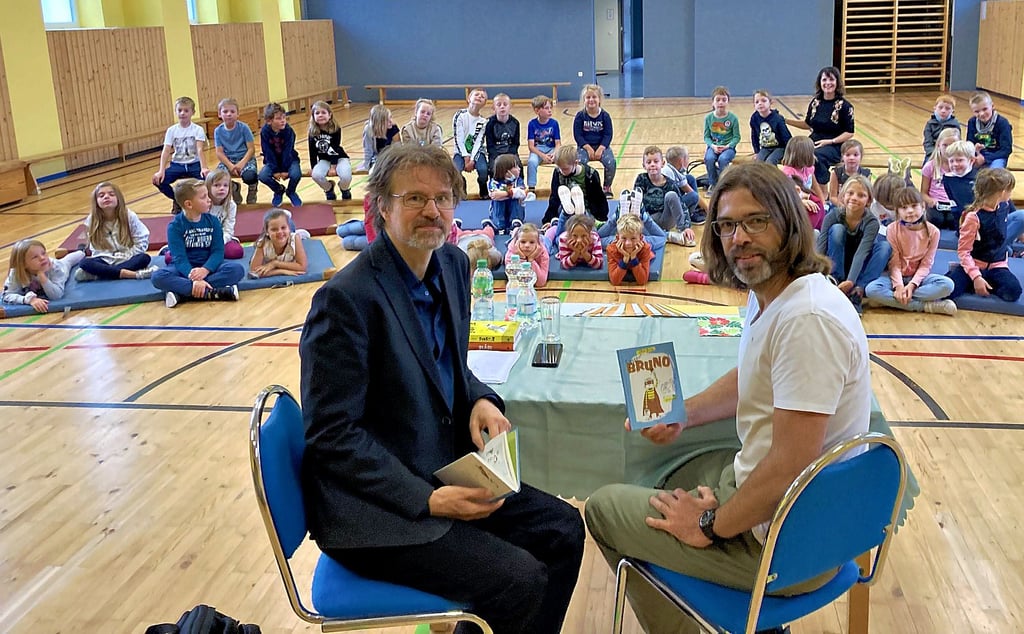 Der norwegische Autor Håkon Øvreås (links) ist bei der Lesung in der Grundschule Norwest von Wolf Stein begleitet worden.