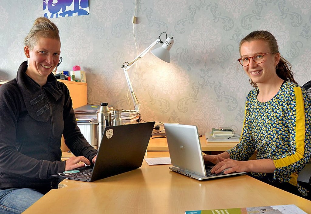 Christine Bölian (links) und Luise Schmidt arbeiten zusammen im neuen Büro des Flüchtlingsrats Sachsen-Anhalt in Stendal.