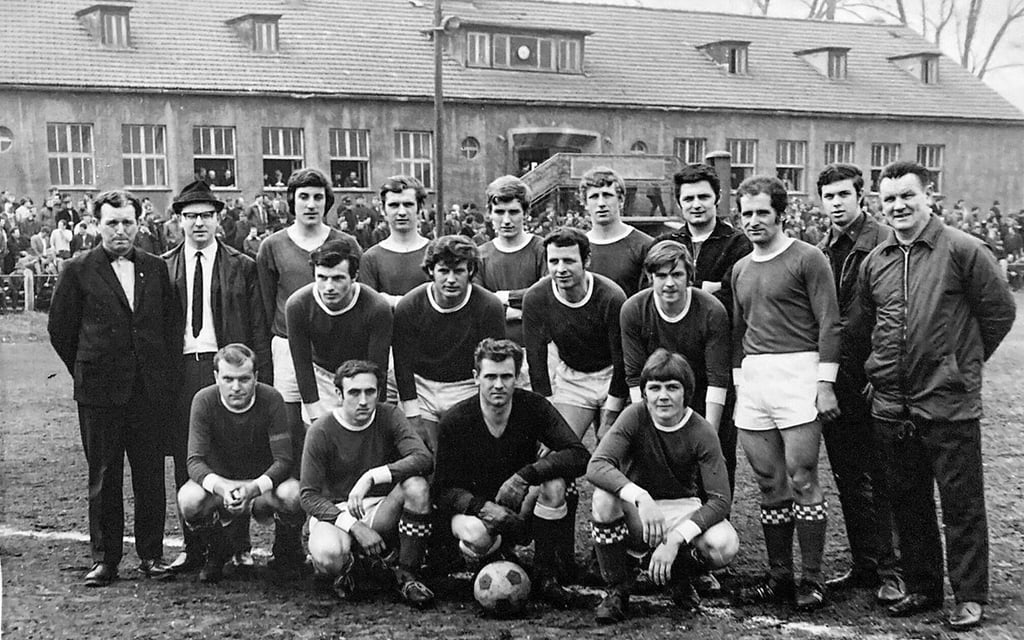 Ein Mannschaftsfoto, das aus den späten 1960er Jahren stammt.