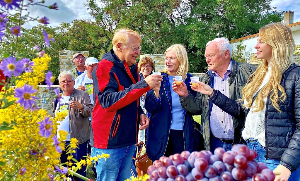 Dieter Orzessek (von links) verkostet mit Martina, Kurt und Marie Koppe aus Dessau den Federweißer.