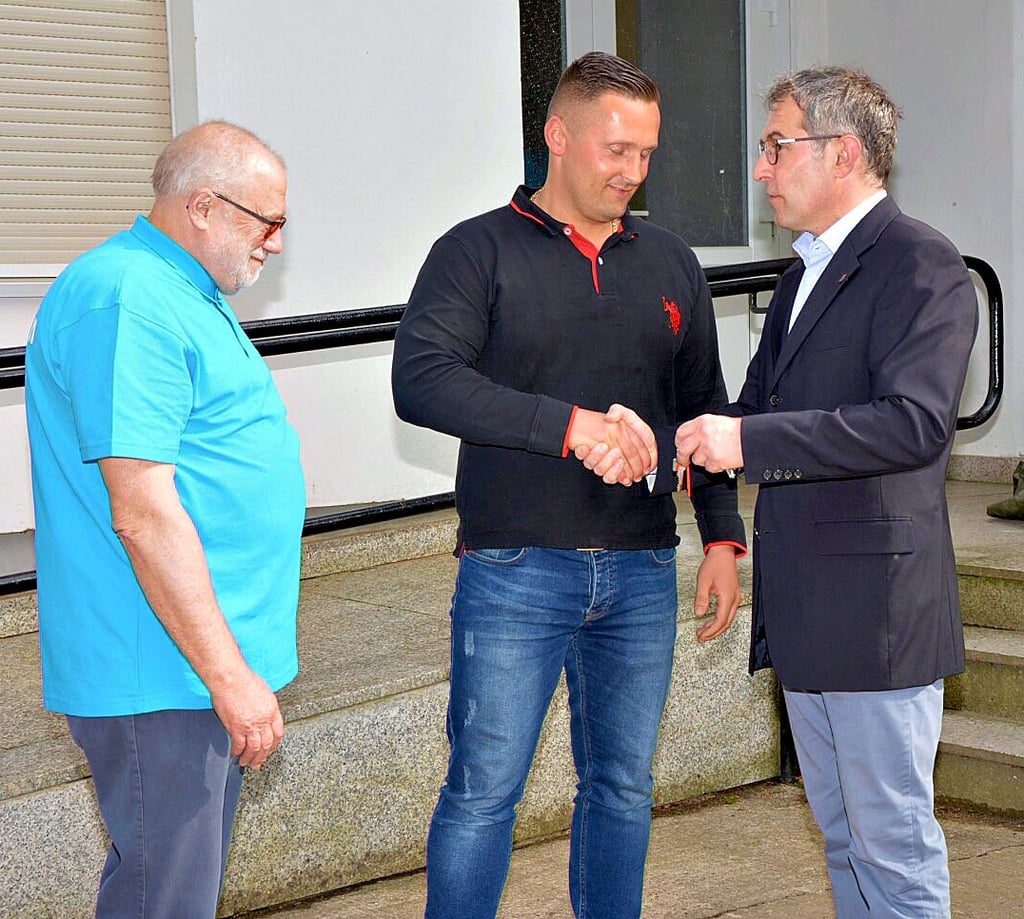 2018 übernahm Daniel Lange (M.) auch die Ferienwohnungen zur Waldbadgaststätte. Jetzt gibt er die Schlüssel an die Stadt zurück.